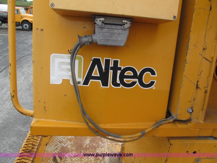 image for item E2150 1998 International 4900 bucket/digger derrick truck