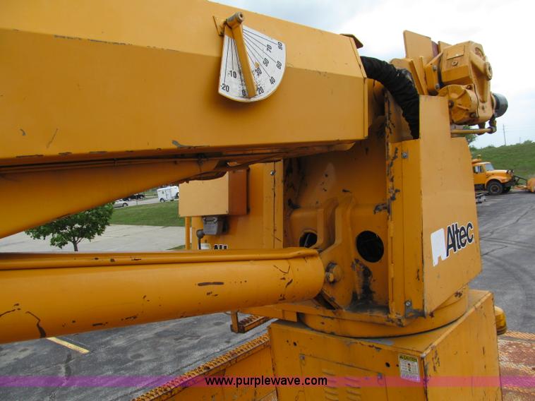 image for item E2150 1998 International 4900 bucket/digger derrick truck