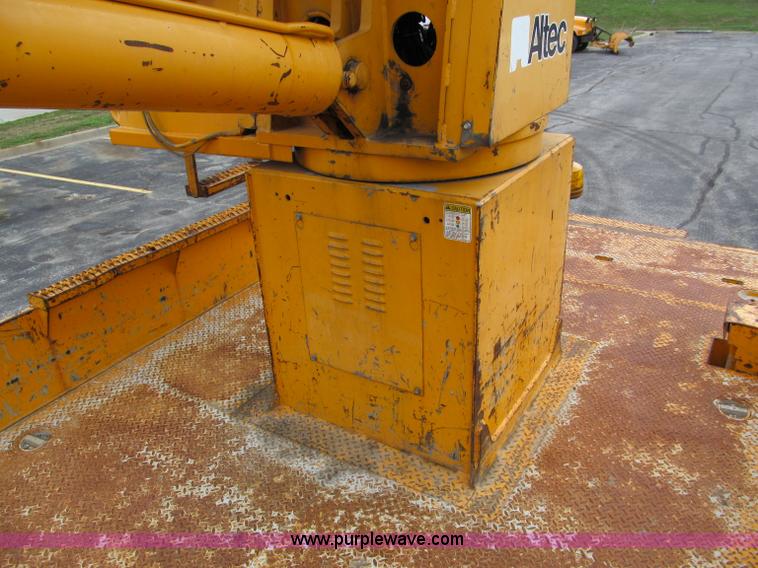 image for item E2150 1998 International 4900 bucket/digger derrick truck