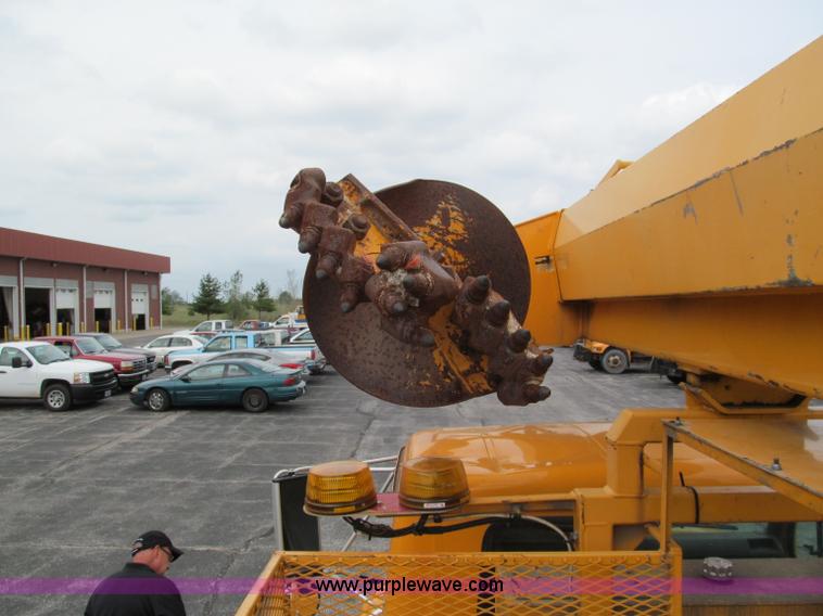 image for item E2150 1998 International 4900 bucket/digger derrick truck