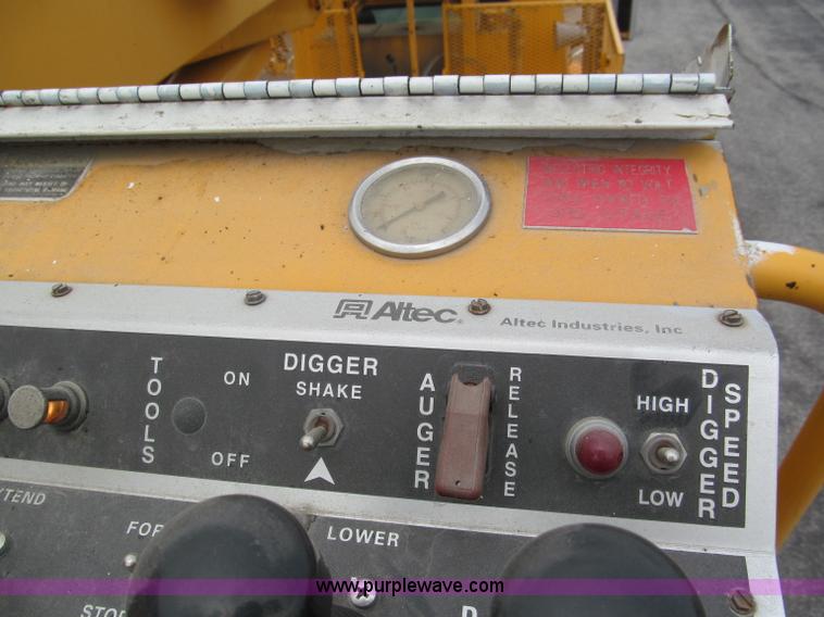 image for item E2150 1998 International 4900 bucket/digger derrick truck