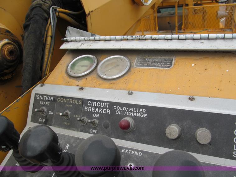 image for item E2150 1998 International 4900 bucket/digger derrick truck