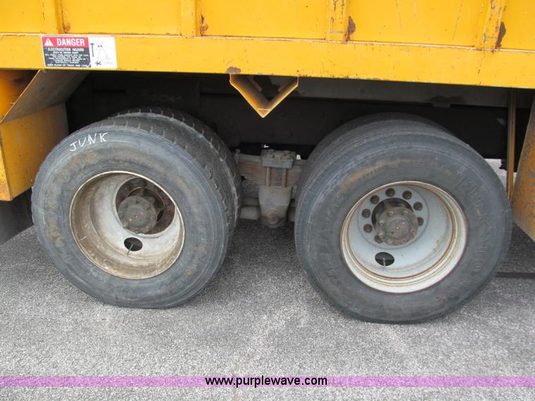 image for item E2150 1998 International 4900 bucket/digger derrick truck