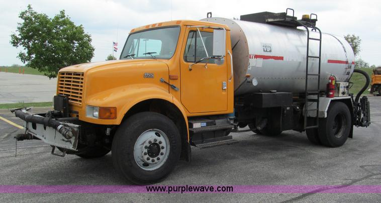 image for item E2151 1998 International 4900 oil distributor truck