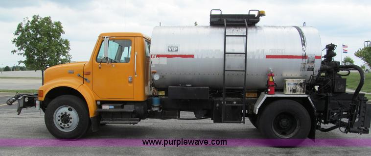 image for item E2151 1998 International 4900 oil distributor truck