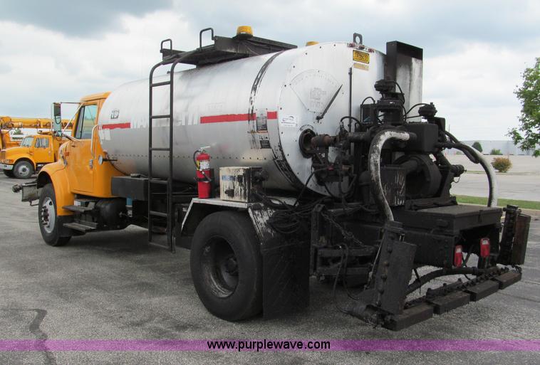 image for item E2151 1998 International 4900 oil distributor truck