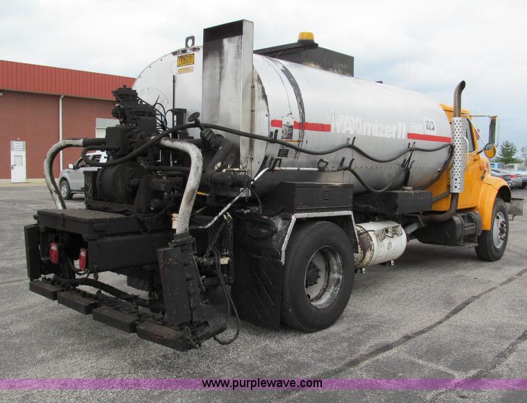 image for item E2151 1998 International 4900 oil distributor truck