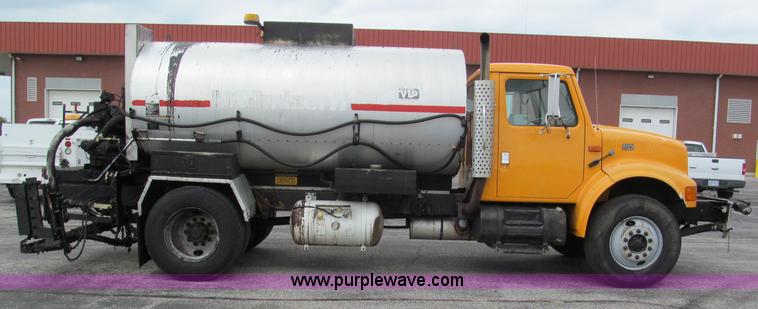 image for item E2151 1998 International 4900 oil distributor truck