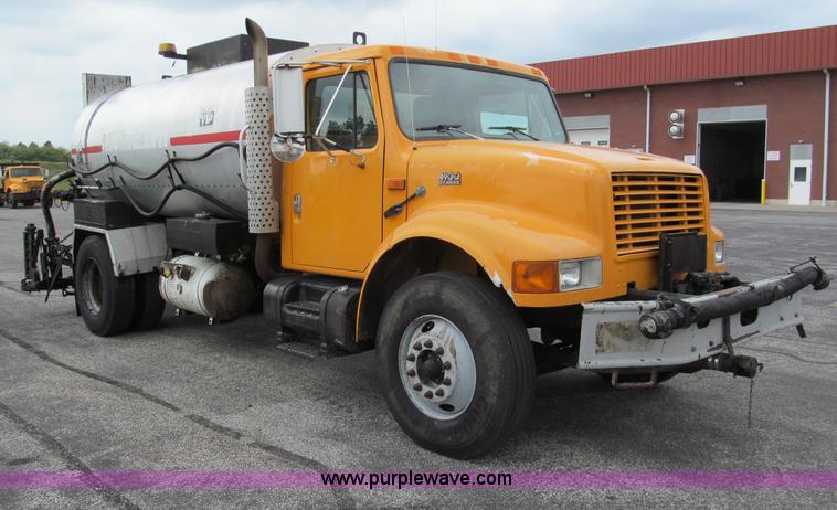 image for item E2151 1998 International 4900 oil distributor truck