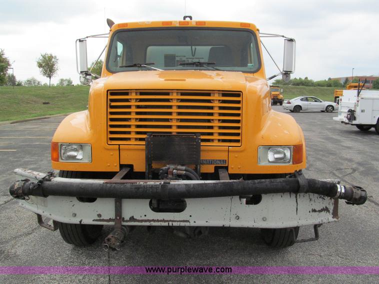 image for item E2151 1998 International 4900 oil distributor truck