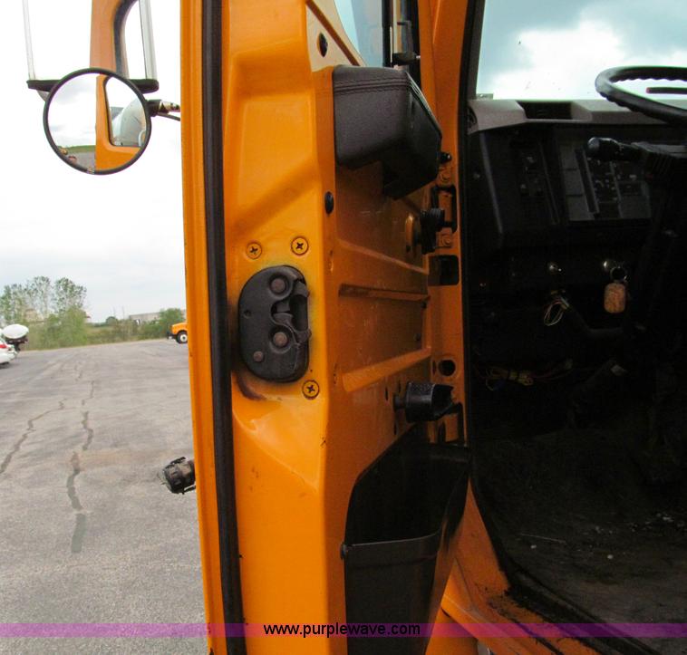 image for item E2151 1998 International 4900 oil distributor truck