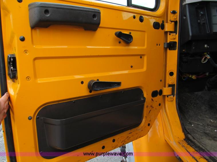 image for item E2151 1998 International 4900 oil distributor truck