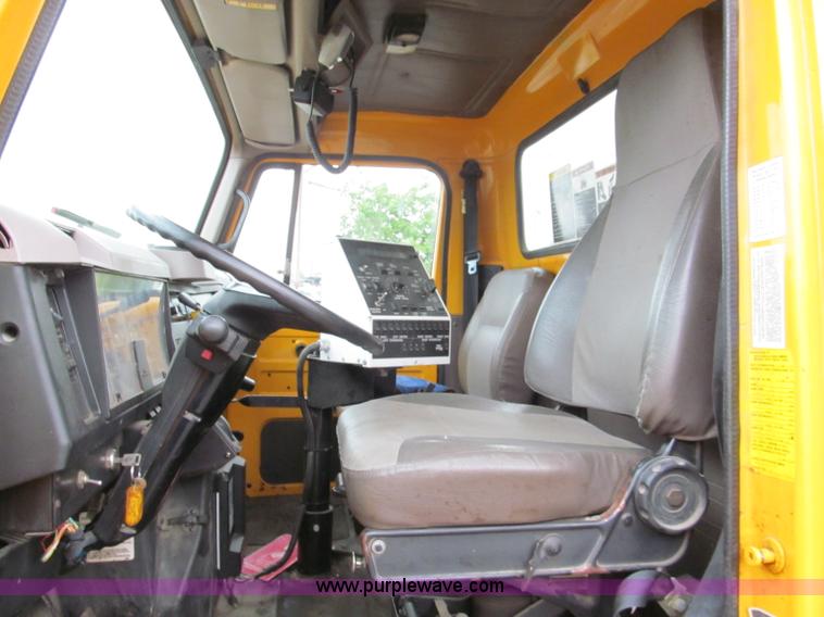 image for item E2151 1998 International 4900 oil distributor truck