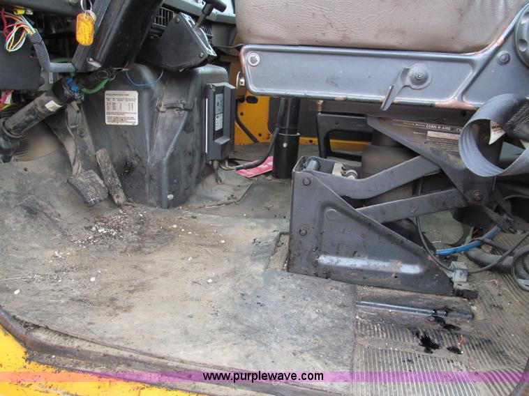 image for item E2151 1998 International 4900 oil distributor truck