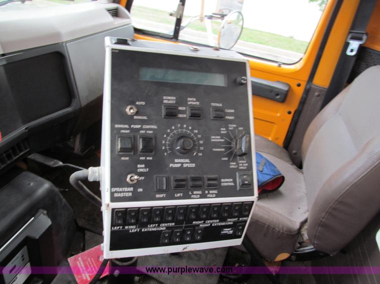 image for item E2151 1998 International 4900 oil distributor truck