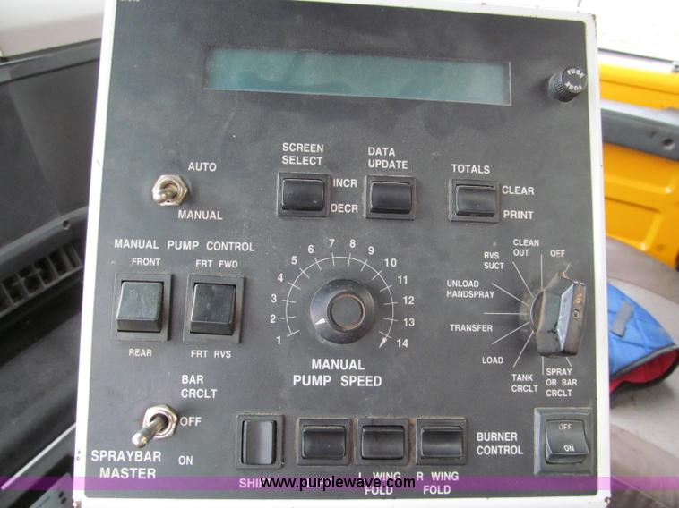 image for item E2151 1998 International 4900 oil distributor truck