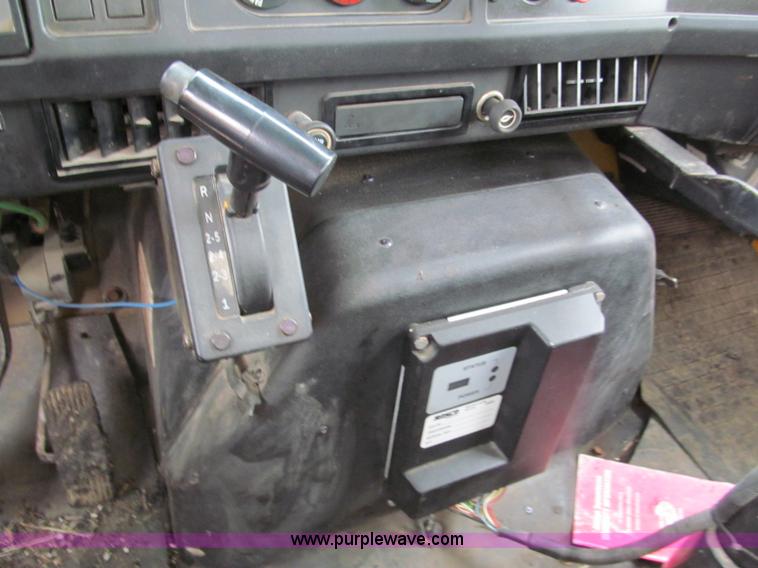 image for item E2151 1998 International 4900 oil distributor truck