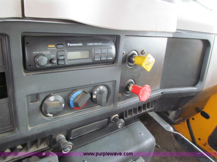 image for item E2151 1998 International 4900 oil distributor truck