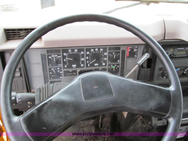 image for item E2151 1998 International 4900 oil distributor truck