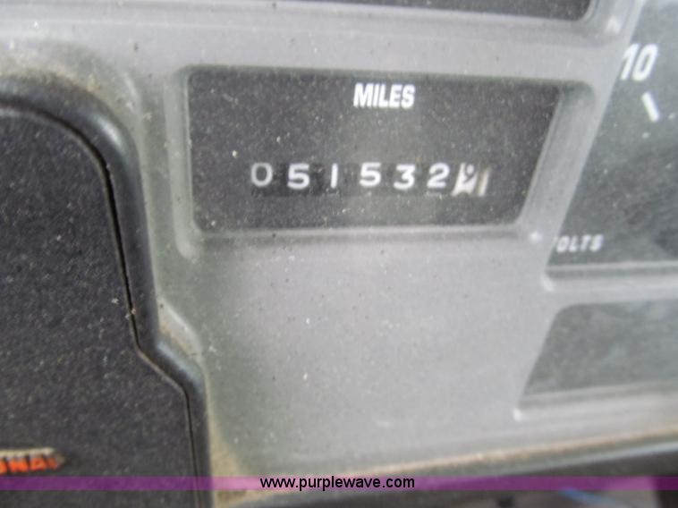 image for item E2151 1998 International 4900 oil distributor truck