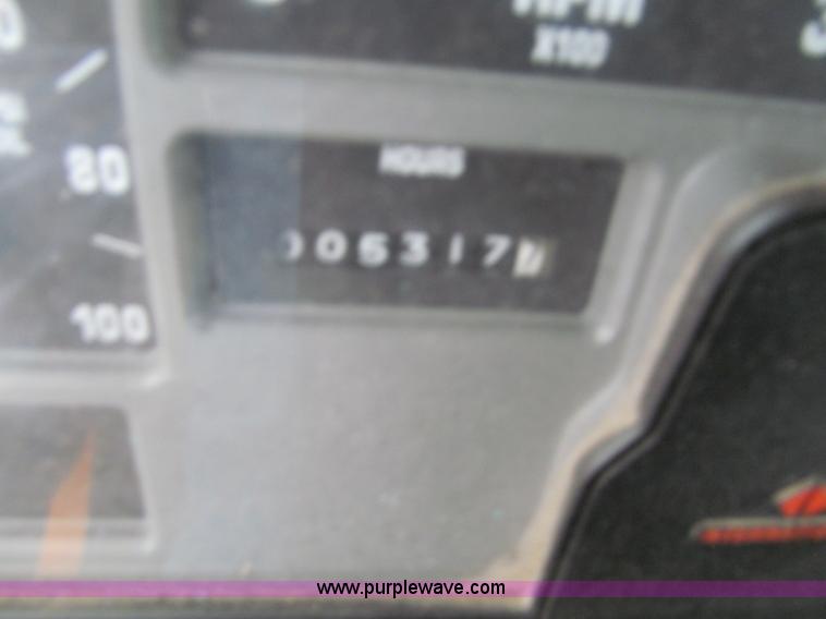 image for item E2151 1998 International 4900 oil distributor truck