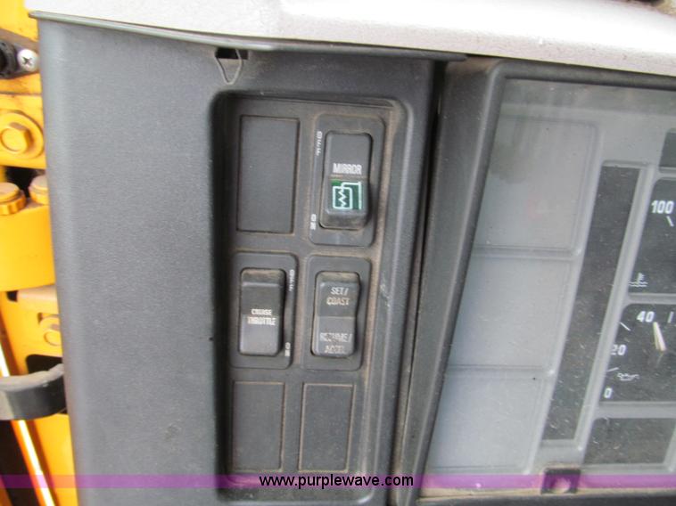 image for item E2151 1998 International 4900 oil distributor truck