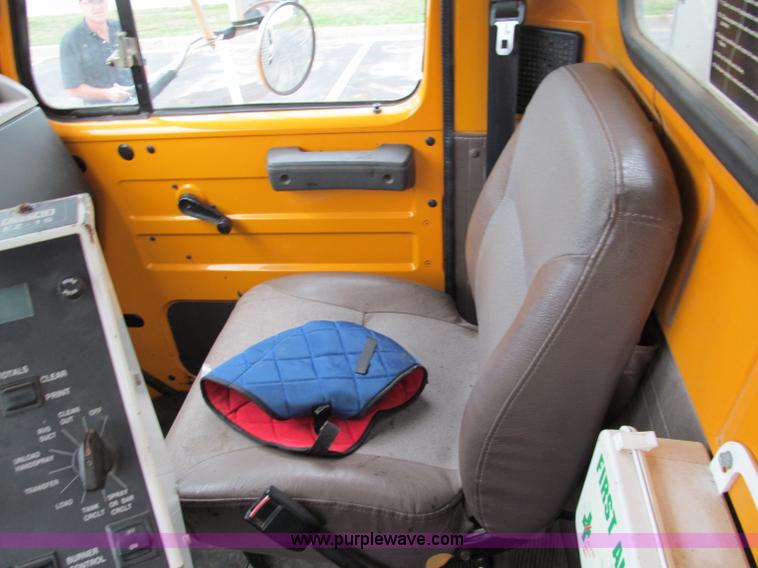 image for item E2151 1998 International 4900 oil distributor truck