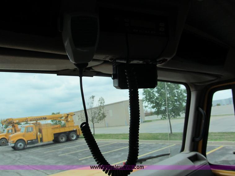 image for item E2151 1998 International 4900 oil distributor truck