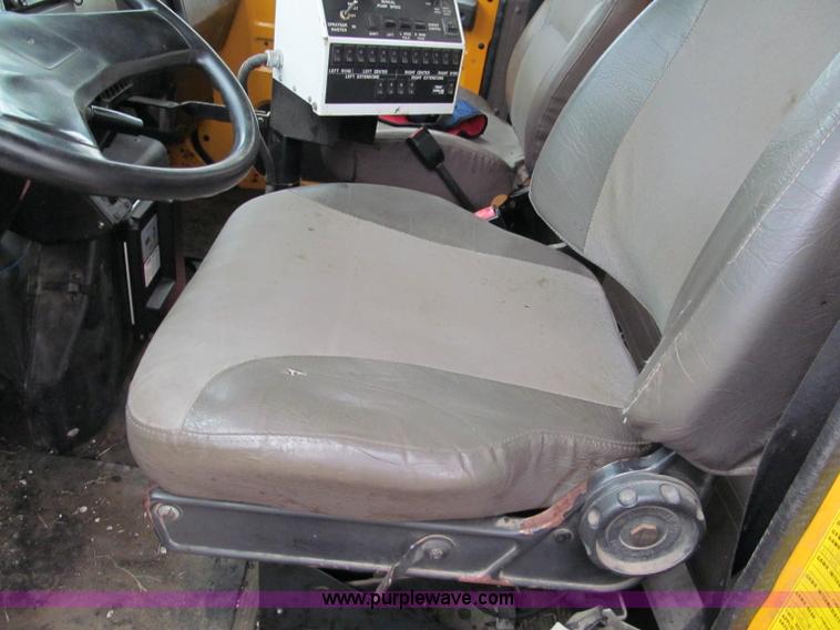 image for item E2151 1998 International 4900 oil distributor truck