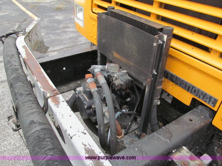 image for item E2151 1998 International 4900 oil distributor truck