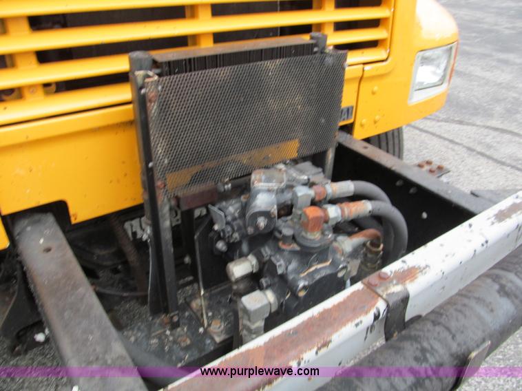 image for item E2151 1998 International 4900 oil distributor truck