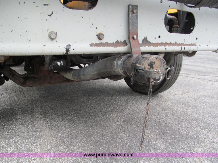 image for item E2151 1998 International 4900 oil distributor truck