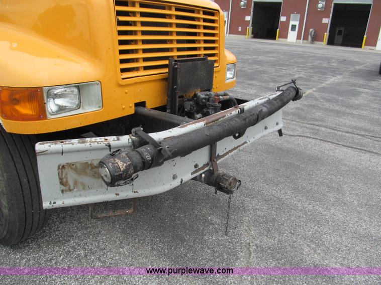 image for item E2151 1998 International 4900 oil distributor truck