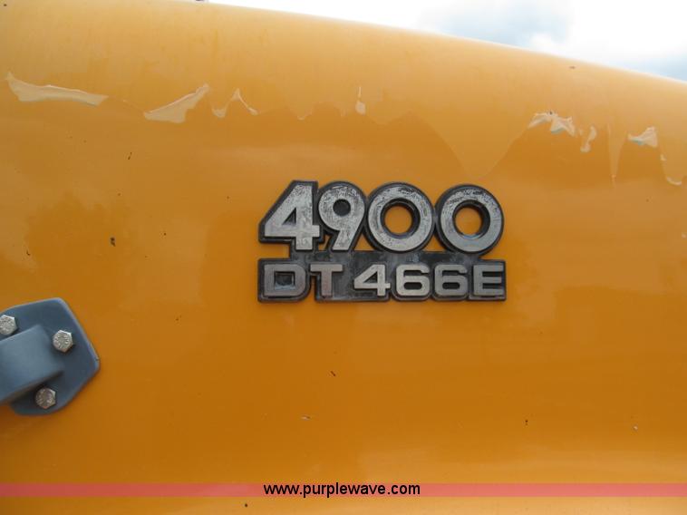 image for item E2151 1998 International 4900 oil distributor truck