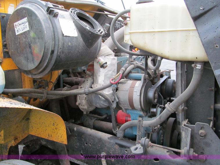 image for item E2151 1998 International 4900 oil distributor truck