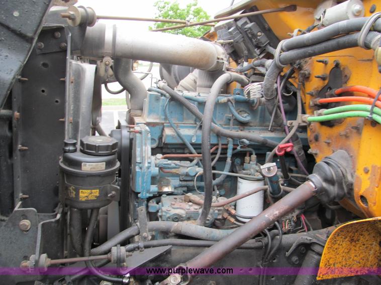 image for item E2151 1998 International 4900 oil distributor truck