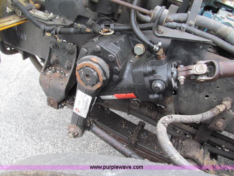 image for item E2151 1998 International 4900 oil distributor truck