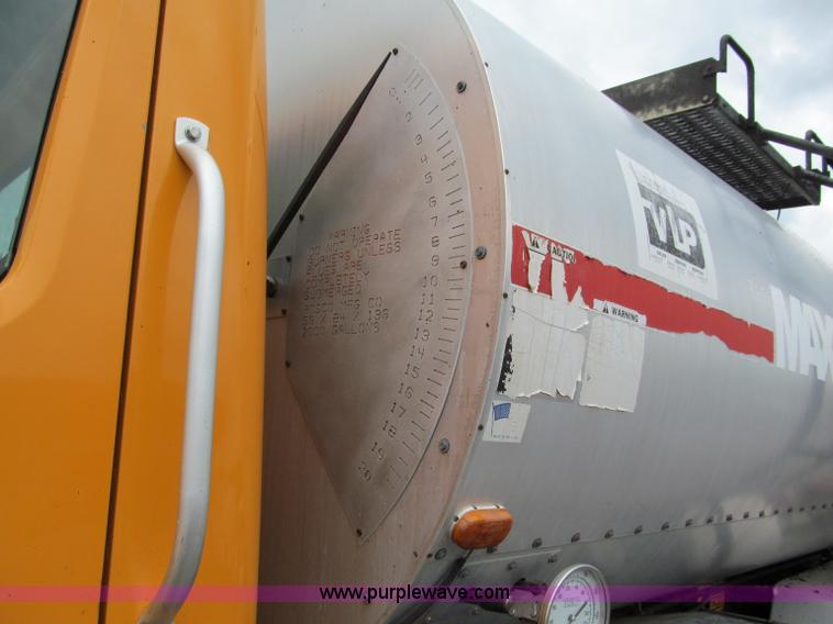 image for item E2151 1998 International 4900 oil distributor truck