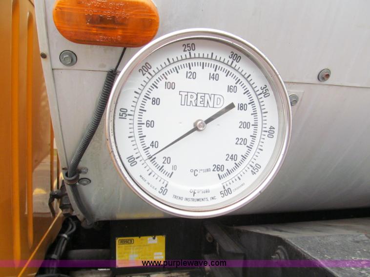 image for item E2151 1998 International 4900 oil distributor truck