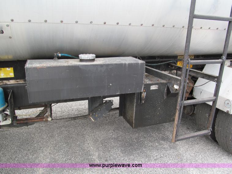 image for item E2151 1998 International 4900 oil distributor truck