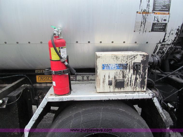 image for item E2151 1998 International 4900 oil distributor truck