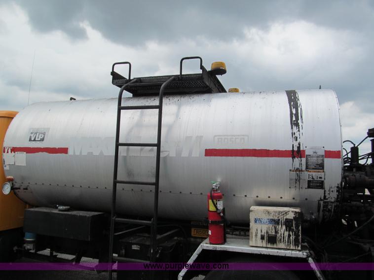 image for item E2151 1998 International 4900 oil distributor truck