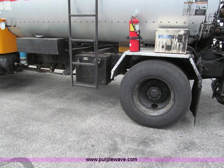 image for item E2151 1998 International 4900 oil distributor truck