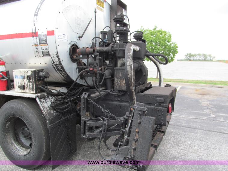image for item E2151 1998 International 4900 oil distributor truck