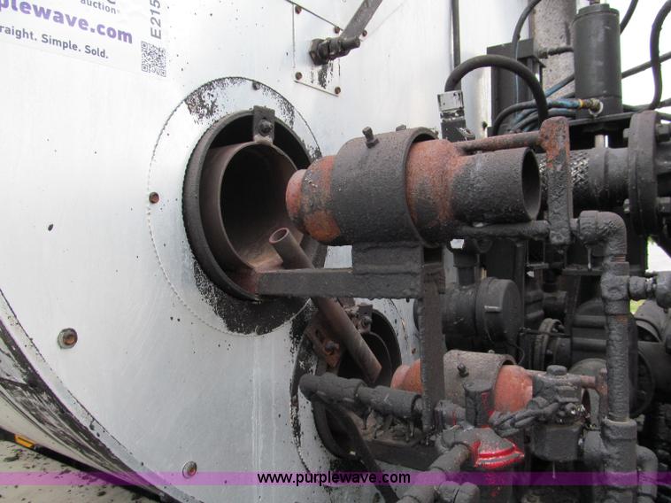 image for item E2151 1998 International 4900 oil distributor truck