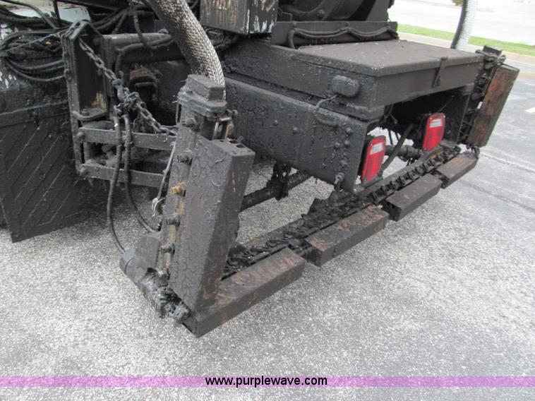 image for item E2151 1998 International 4900 oil distributor truck