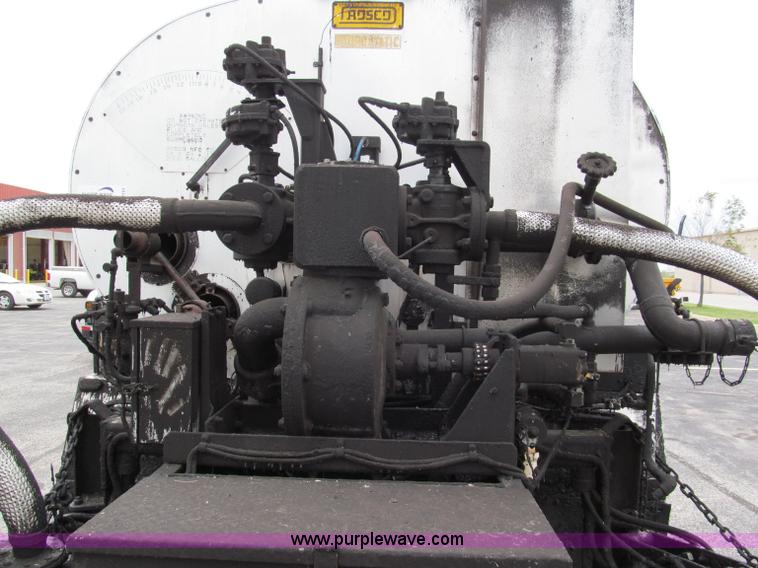 image for item E2151 1998 International 4900 oil distributor truck