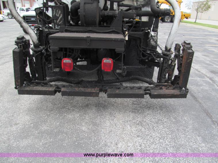 image for item E2151 1998 International 4900 oil distributor truck