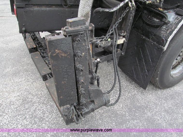 image for item E2151 1998 International 4900 oil distributor truck