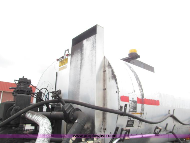 image for item E2151 1998 International 4900 oil distributor truck